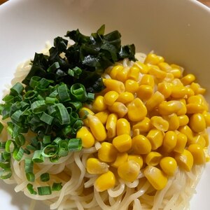 コーンとわかめとねぎのざるラーメン